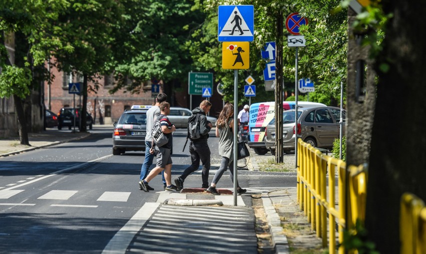 Pieszy na drodze. Zasady poruszania się i systemy bezpieczeństwa