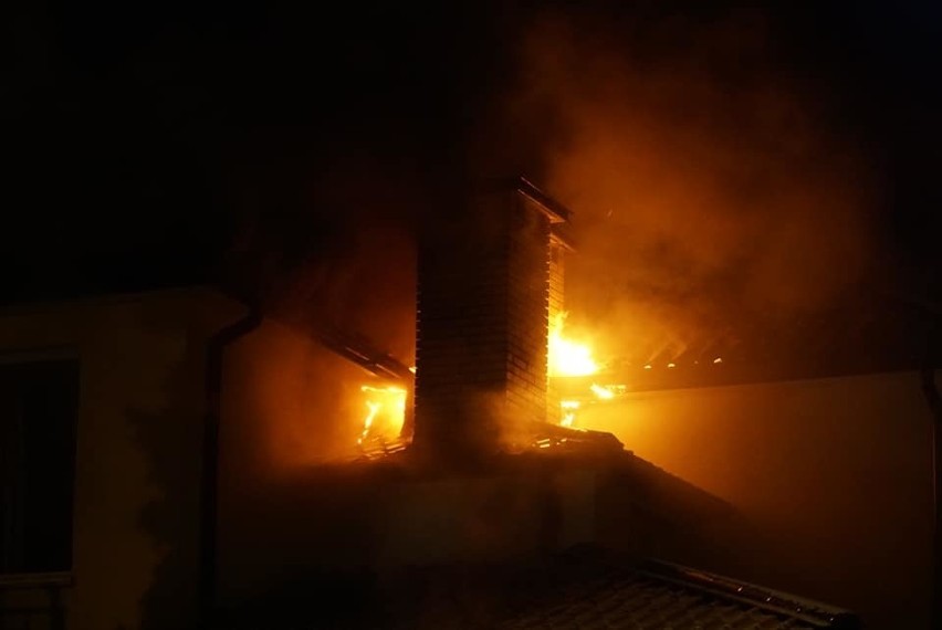 Nocny pożar domu w Puławach. Ogień strawił cały dach. Z żywiołem walczyło 10 zastępów straży pożarnej