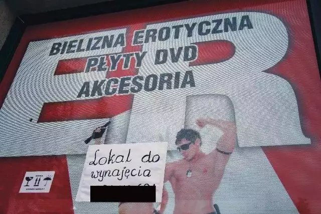 Na witrynie niedoszłego sexshopu w Jarosławiu pojawiły się ogłoszenia o ofercie wynajmu lokalu.