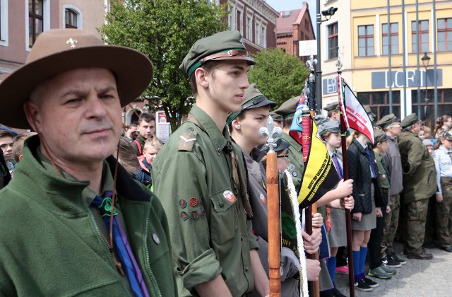 Po uroczystej mszy świętej w grudziądzkiej bazylice pw. Świętego Mikołaja Biskupa odbyły się uroczystości patriotyczne pod pomnikiem Żołnierza Polskiego na Rynku.