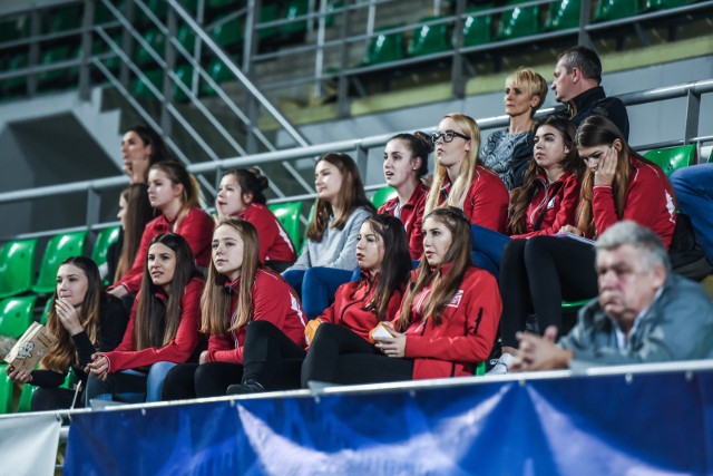 W meczu czwartej kolejki Ligi Siatkówki Kobiet Pałac Bydgoszcz przegrał z ŁKS Commercecon Łódź 0:3 (18:25, 18:25, 18:25). Kibice zgromadzeni w hali Łuczniczka spodziewali się po pałacankach zdecydowanie więcej. Podopieczne Piotra Makowskiego nie umiały jednak utrzymać prowadzenia w poszczególnych setach, zwłaszcza w trzecim, którego zaczęły od wyniku 4:1. Z upływem czasu było jednak podobnie jak w pierwszych dwóch odsłonach. Gospodynie nie potrafiły się przeciwstawić dobrej grze łodzianek.