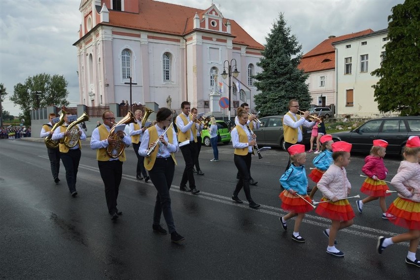 Parada orkiestr w Prószkowie.