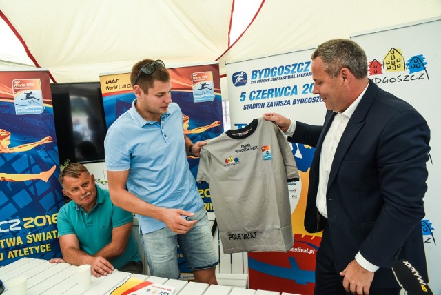 Paweł Wojciechowski odbiera koszulkę ambasadora mistrzostw świata U-20 od prezydenta Rafała Bruskiego, obok trener Wiesław Czapiewski