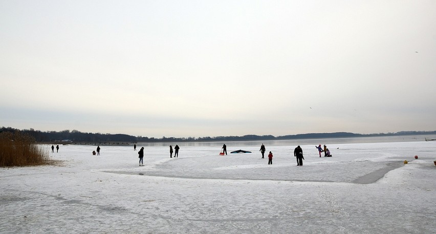 Miedwie zamarzło. Spacer po lodzie, na jeziorze na łyżwach. ZDJĘCIA