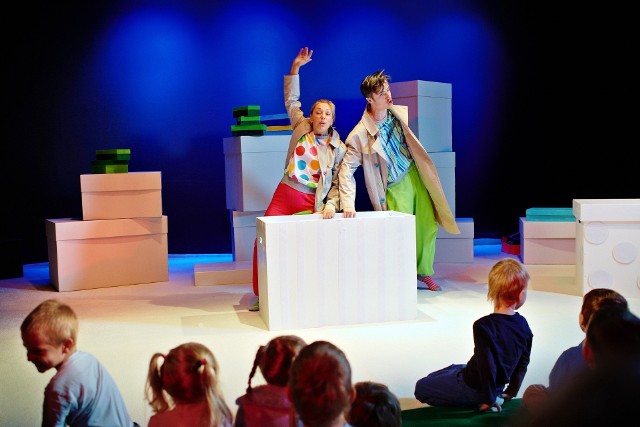 „Bucik Kopciuszka” w reżyserii Katarzyny Kawalec to spektakl dedykowany najmłodszej publiczności. Ma za zadanie oswoić maluchy z przestrzenią teatru oraz ich rozwój sensoryczny poprzez aktywny udział w działaniach na scenie inicjowanych przez aktorów.