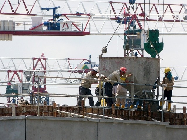 Budowę w Tychach prowadziła firma z Bielska-Białej. Inspektor pracy stwierdził, że robotnicy montujący balkonowe balustrady na wysokości dziesiątej kondygnacji nie są w żaden sposób zabezpieczeni przed upadkiem.