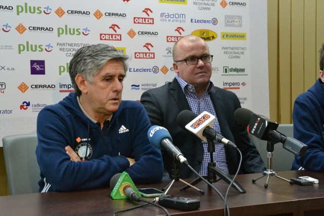 Raul Lozano (z lewej) pozostanie szkoleniowcem Cerradu Czarnych Radom do końca sezonu 2015/2016. Obok Mariusz Szyszko, prezes radomskiego klubu.