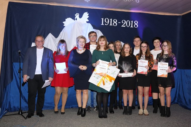 Na zdjęciu wójt gminy Łopuszno Irena Marcisz (trzecia z lewej) ze wszystkimi nagrodzonymi i wyróżnionymi, którzy na festiwalu wystąpili w kategorii gimnazjaliści i uczniowie szkół średnich.