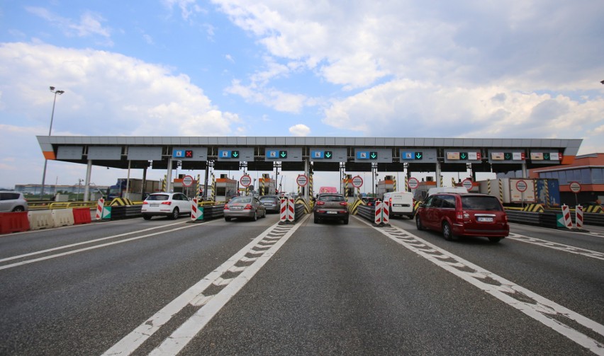 Skrajne prawe pasy na bramkach autostradowych np. na A4 w...