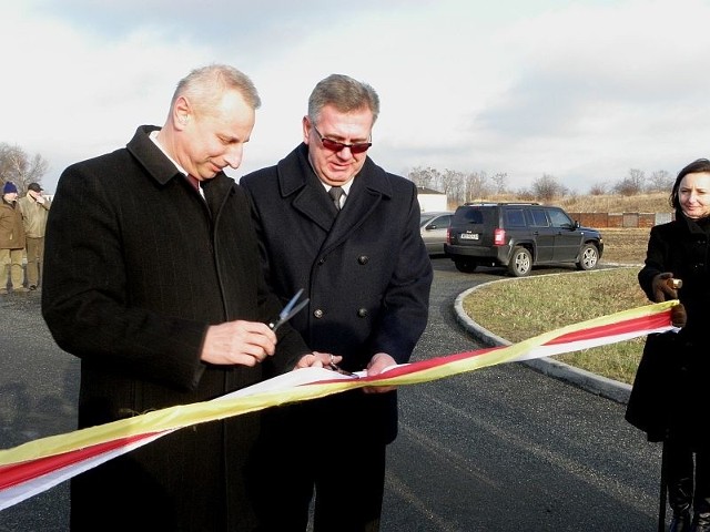 - Miejsce to zaprojektowaliśmy kilka lat temu jako inwestycje, która ma dać mieszkańcom Inowrocławia i Kujaw nowe miejsca pracy - mówił prezydent Ryszard Brejza. Na zdjęciu z Tomaszem Marcinkowskim, przewodniczącym Rady Miejskiej.