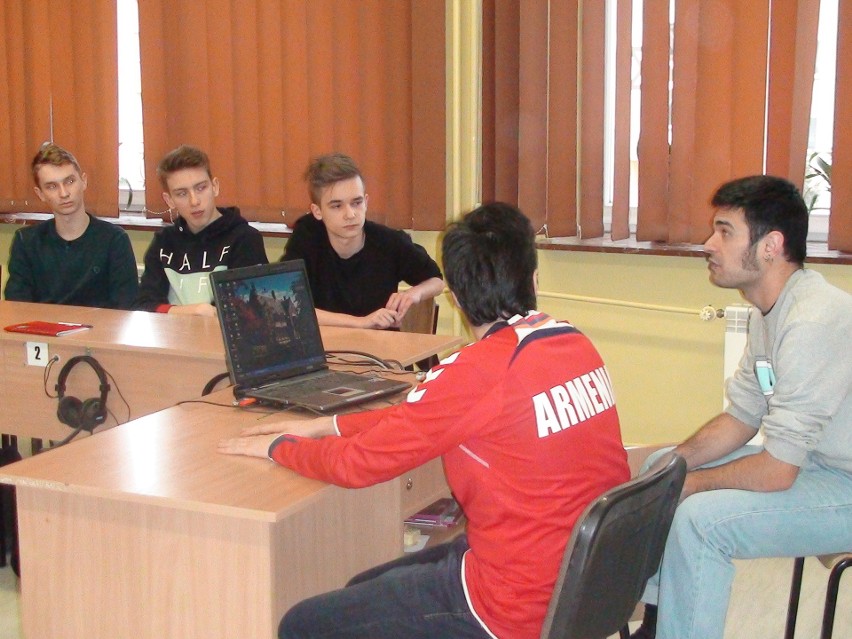 Zespół Szkół Ponadgimnazjalnych numer 1 w Jędrzejowie gościł wolontariuszy z Armenii, Turcji i Włoch