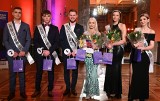 Finał konkursu na Miss i Mistera Studniówki 2023. Trudne pytania i zadania od jury... Poznaj laureatów, zobacz film i zdjęcia