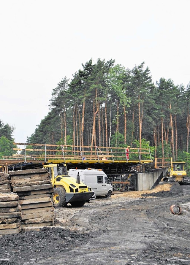 Prace nad budową mostu w środku lasu między Kroczymiechem a os. Kąty idą pełną parą. Inwestycja ma zakończyć się w terminie.