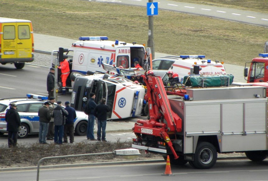 Wypadek karetki przy Galerii Białej: Cztery osoby zostały...