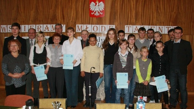 Stypendyści Koła Wspieramy Młode talenty, jego działacze i sponsorzy.