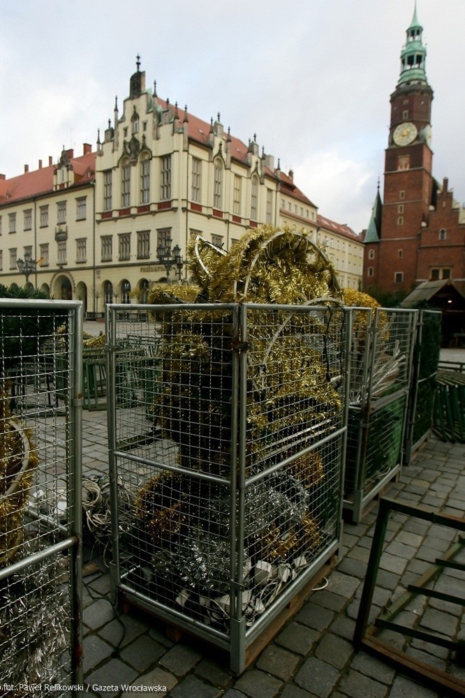 Wrocław: W Rynku stawiają choinkę. Będzie taka jak przed rokiem. Kiedy rozbłyśnie? (ZDJĘCIA)