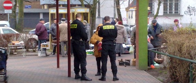 Policjanci skrupulatnie sprawdzali handlarzy