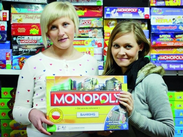Marta Żebrowska (z lewej) i Emilia Wądołowska, pracownice hurtowni zabawek Scooby Doo w Łomży zgodnie twierdzą, że to dobry pomysł, aby umieść nasze miasto na planszy gry Monopoly
