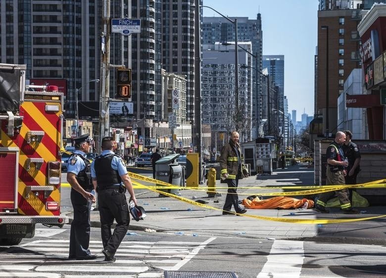 Zamach w Toronto 23.04.2018 Zamachowiec wjechał vanem w...