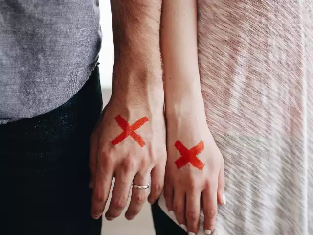 Z badań przeprowadzonych przez Główny Urząd Statystyczny wynika, że Polacy coraz częściej się rozwodzą. Sprawdziliśmy, jakie są najczęstsze przyczyny rozstań małżonków. Zobaczcie 10 najczęstszych przyczyn rozwodów.