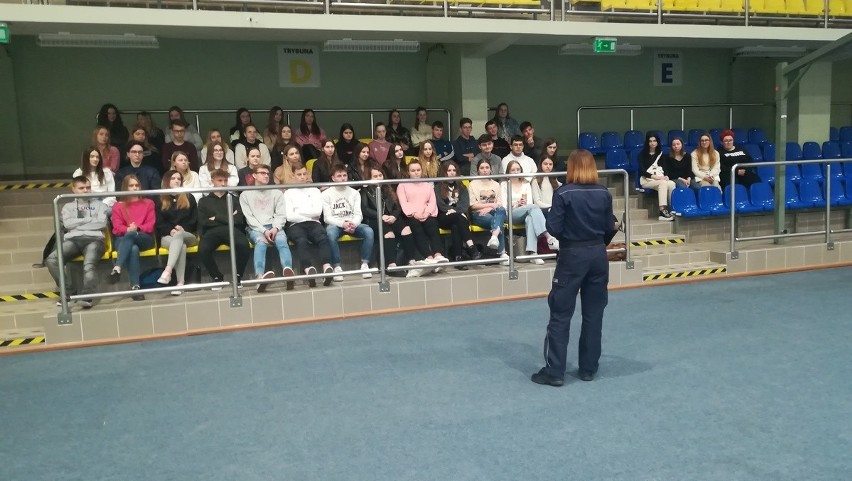 Policjantki spotkały się z białobrzeskimi licealistami. Zachęcały uczniów, żeby wstapili do służby