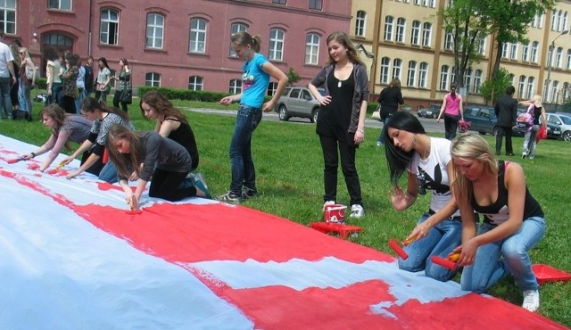 W akcji malowania biało-czerwonej wstęgi brały udział m.in. Katarzyna Abelova i Marta Uchmanowicz z ekonomika.