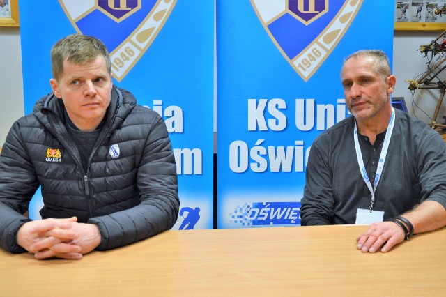 Robert Błażowski, II trener Automatyki Gdańsk (z lewej) i Jirzi Szejba, trener Unii Oświęcim