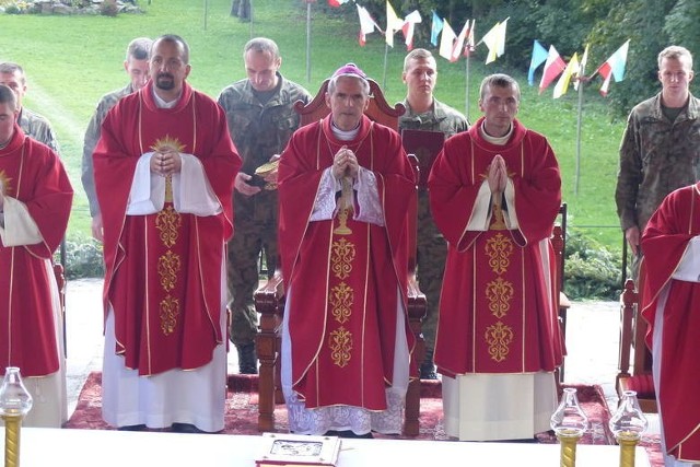 Ze względu na epidemię koronawirusa w mszach świętych może uczestniczy 5 wiernych plus kapłani i służba liturgiczna. Parafie z Diecezji Sandomierskiej wychodząc naprzeciw potrzebom wiernych będą transmitować niedzielne Eucharystie.