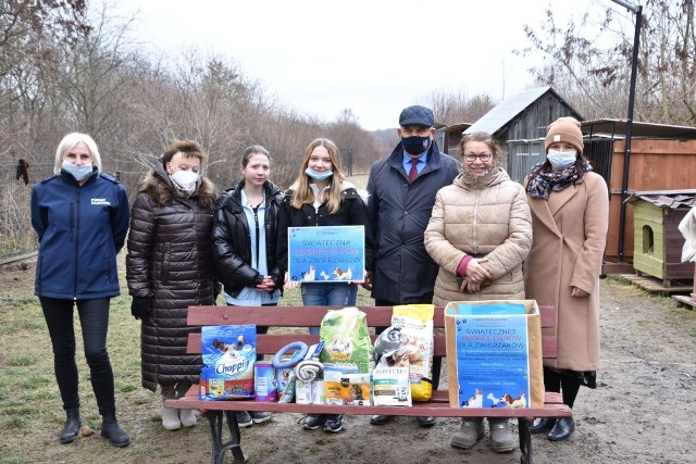 Pracownicy starostwa zawieźli dary do schronisk dla zwierząt w Pionkach i  Iłży.