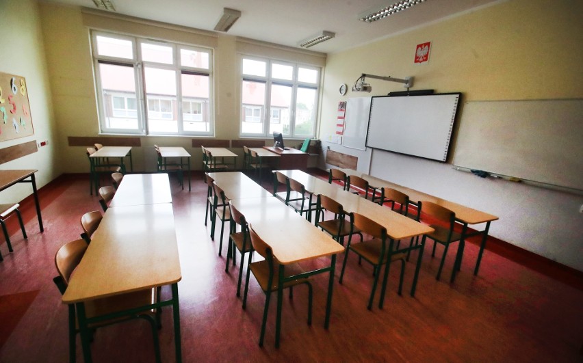 W szkołach zostały puste ławki, które będą czekać na nowy...