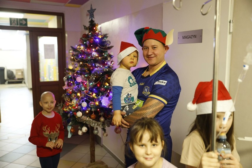 Zawodnicy Hegemon Rugby odwiedzili dzieci na oddziale onkologii w Zabrzu i Katowicach