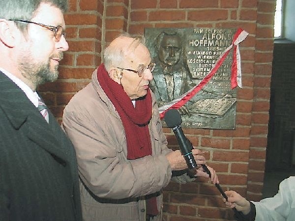 Tadeusz Domżalski, przewodniczący komitetu  organizacyjnego konferencji, prezes  Stowarzyszenia Energetyków Polskich Oddziału  Bydgoskiego i Andrzej Markiewicz, dyrektor  Zakładu Energetycznego w Toruniu przy tablicy  upamiętniającej działalność Alfonsa Hoffmanna