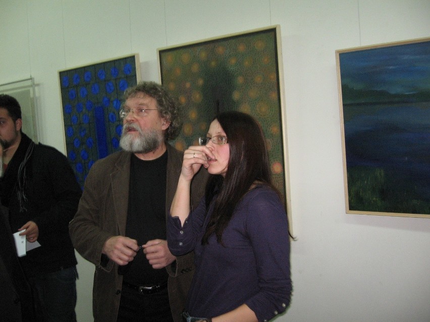 Rzeźbiarz Wiesław Jelonek z ciekawością patrzy na malarstwo