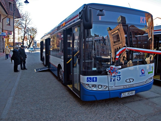 Nowe przyozdobione wstążkami autobusy można było wczoraj oglądać, gdy stały zaparkowane obok ratusza. Dziś wyjadą w trasę.