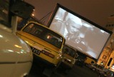 Bezpłatne kino samochodowe przy Amazonie
