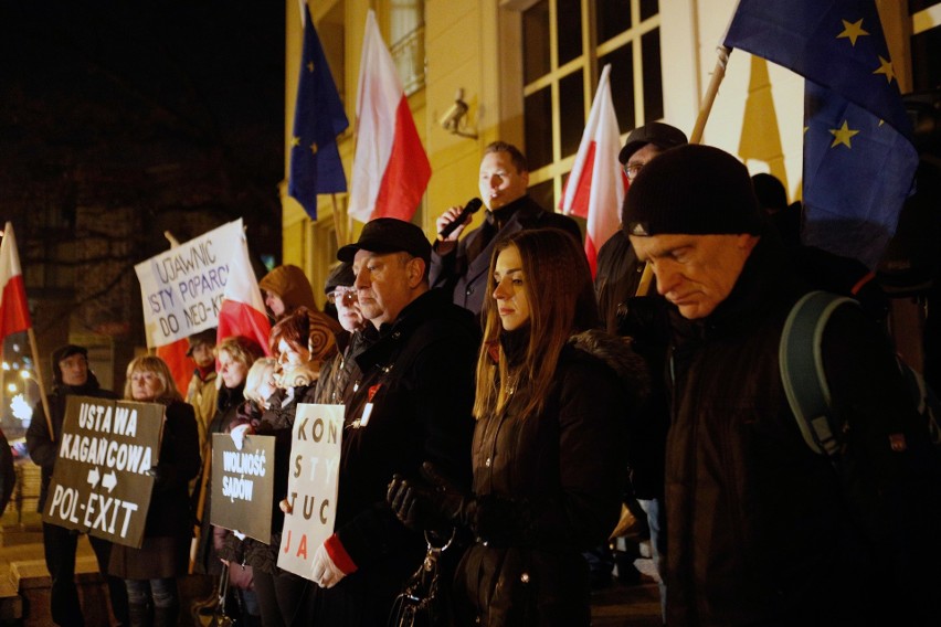 Około 100 osób uczestniczyło w pikiecie "Wolne sądy" w...