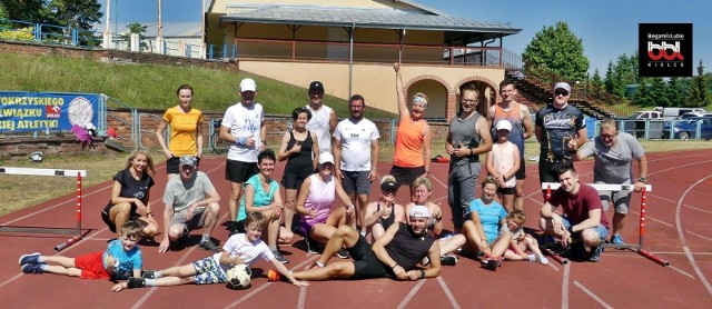 W sobotę na stadionie lekkoatletycznym MOSiR w Kielcach odbyły się kolejne zajęcia Biegam Bo Lubię. W ramach ogólnopolskiej akcji BBL odbył się sprawdzian w biegu na 100 metrów. Każdy mógł sprawdzić swoją kondycję po trudnym czasie epidemii, za co później dostawał dyplom od trenera Marcina Stokowca. Galeria zdjęć z tego wydarzenia na kolejnych slajdach>>>(dor)