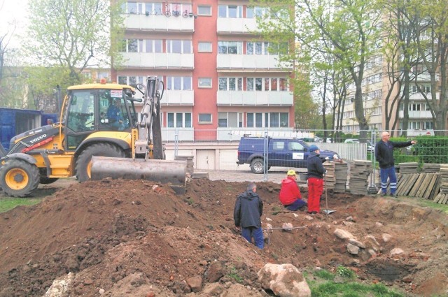 Wczoraj pracownicy energetyki sprawdzili wykopany kabel elektryczny, który nie figurował na planach. Okazał się nieczynny