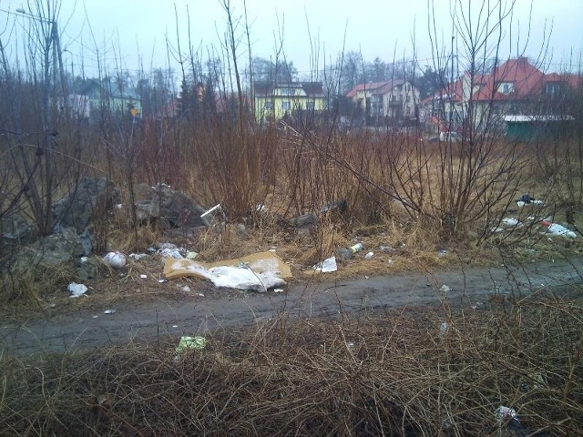 Śmieci przy skrzyżowaniu ulic Chodkiewicza i Husarskiej. &#8211; Do kogo należy ten teren? &#8211; pytają mieszkańcy.