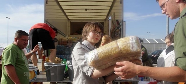 Nasi wolontariusze pomagają w załadunku darów zebranych w hipermarketach Auchan i Leroy Merlin w Krasnem k. Rzeszowa.