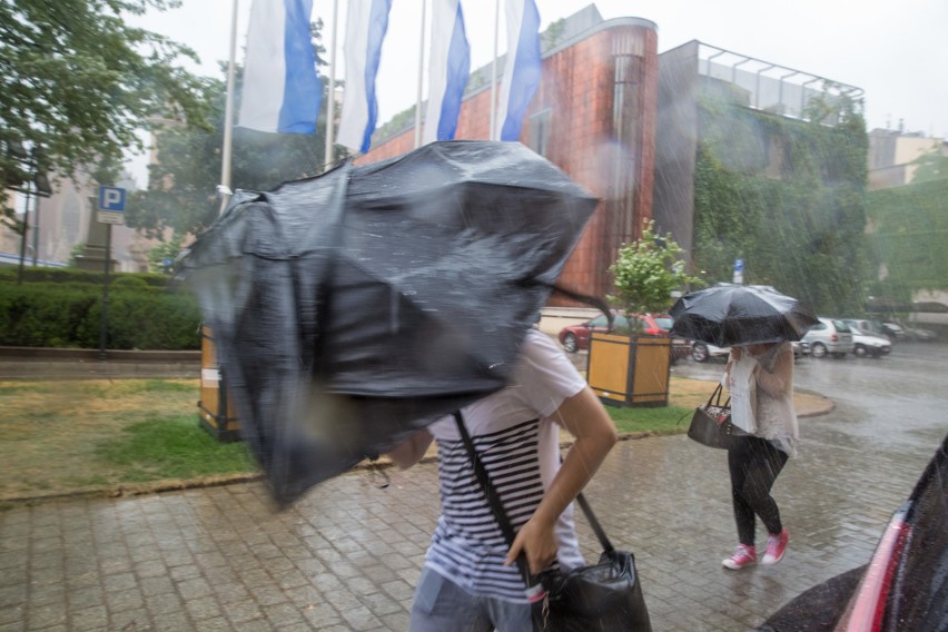 Burza nad Krakowem. Potężna ulewa sparaliżowała miasto [ZDJĘCIA, WIDEO]