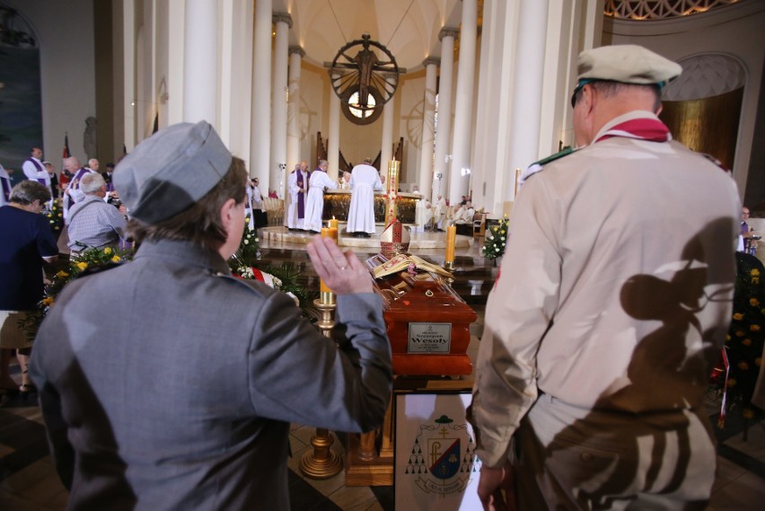 Pogrzeb arcybiskupa Szczepana Wesołego. Zmarły,, zgodnie ze...