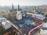 100 metrowa flaga na 100 lat niepodległości. ZDJĘCIA Z DRONA