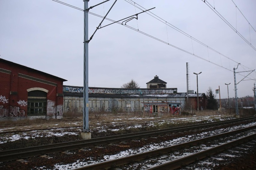 Widok z pociągu na trasie Sosnowiec - Katowice. Parowozownia...