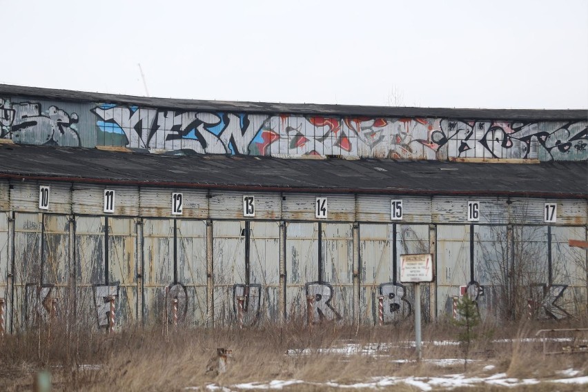 Widok z pociągu na trasie Sosnowiec - Katowice. Parowozownia...