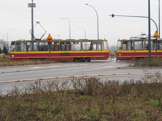 Tramwaj znajdujący się na rondzie ma zawsze pierwszeństwo i o tym przypomną kierowcom światła.