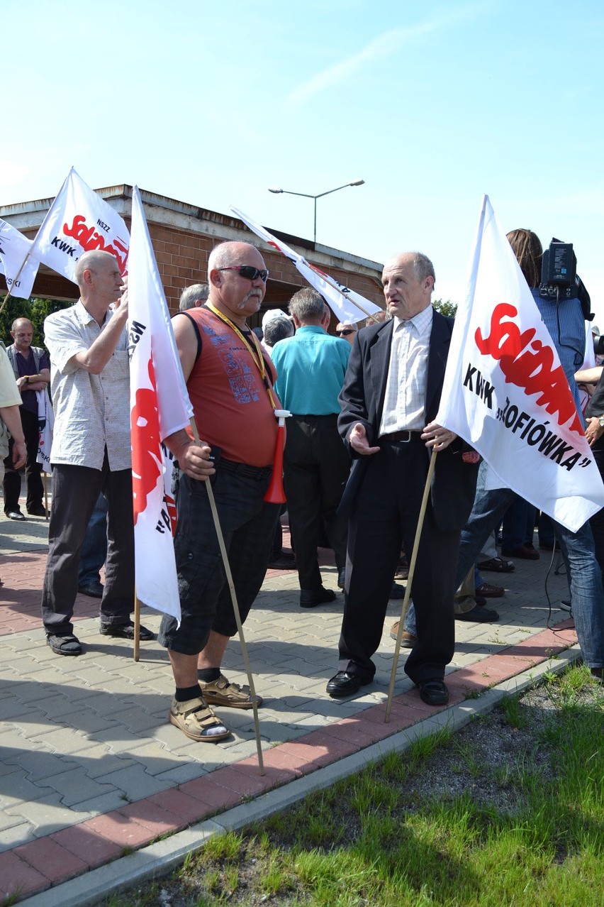 Pikieta emerytów pod JSW. Chodzi o deputat węglowy [ZDJĘCIA]