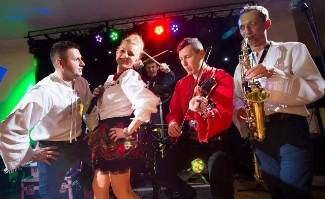 Zespół disco-polo Play & Dance – Toporki będzie gwiazdą niedzielnej imprezy w parku w Chlewicach.