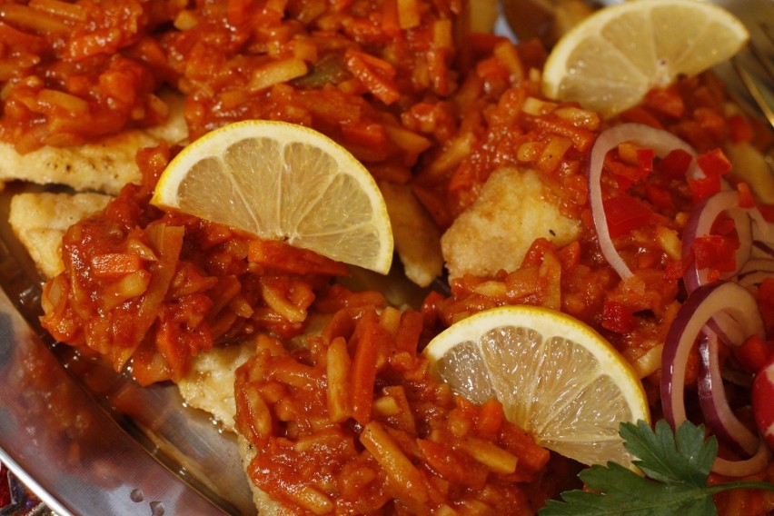 Ryba po grecku: na ciepło, z warzywami. Przepis na rybę po...