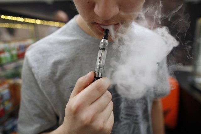 e-papieros działa jak inhalator, pozwala wchłaniać nikotynę w postaci pary, nie wydziela przykrego zapachu